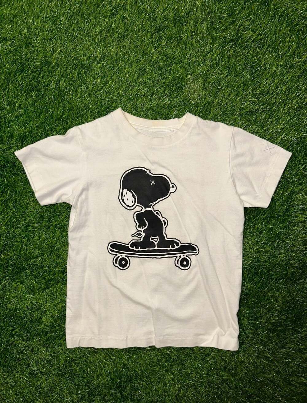 Uniqlo KAWS x Peanuts Snoopy Skateboard T-Shirt Size 7-8 White